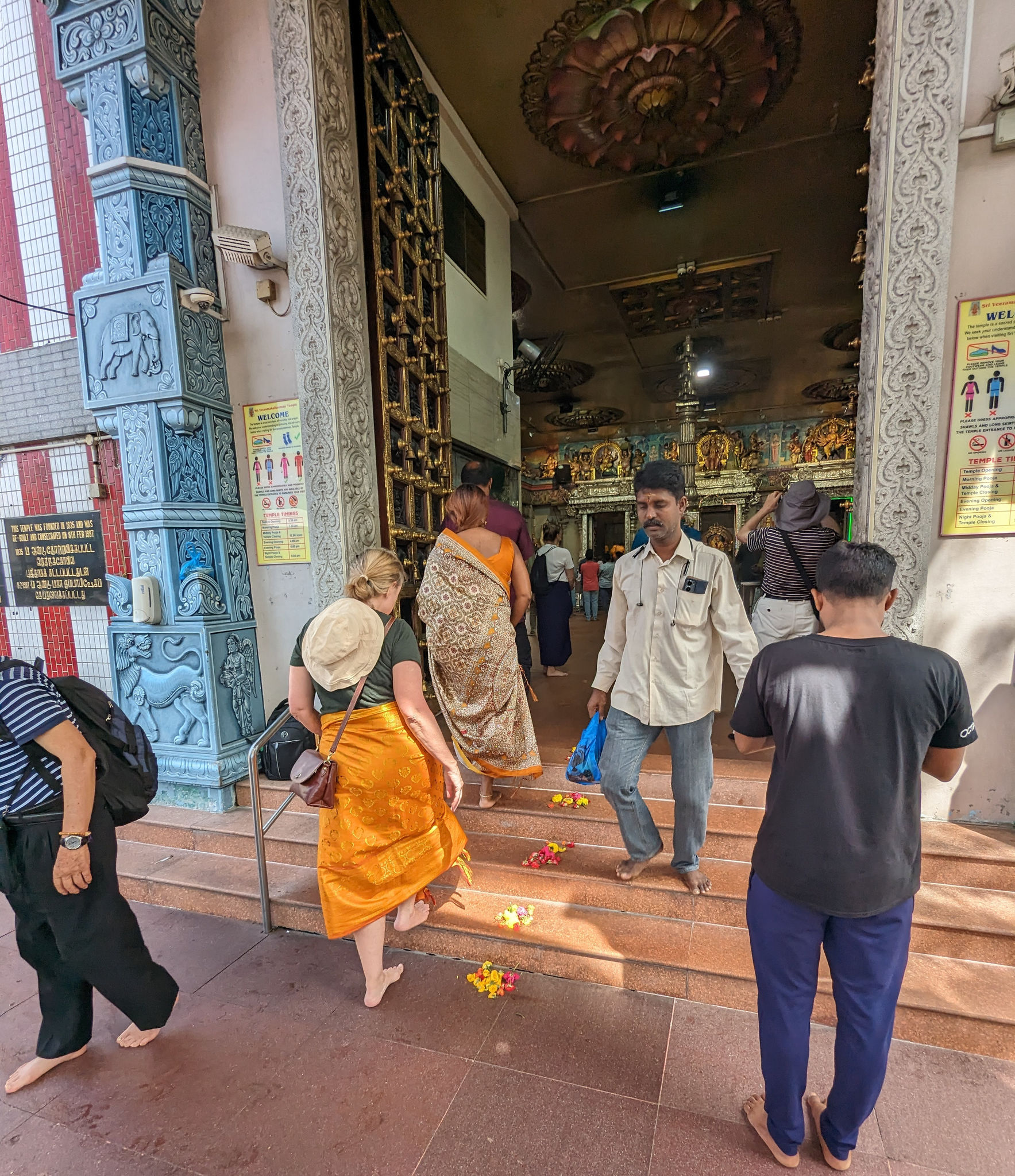  Singapore, 30 Mar 2024  Lisa visiting the very popular  Sri Veeramakaliamman Temple  on Serangoon Road.