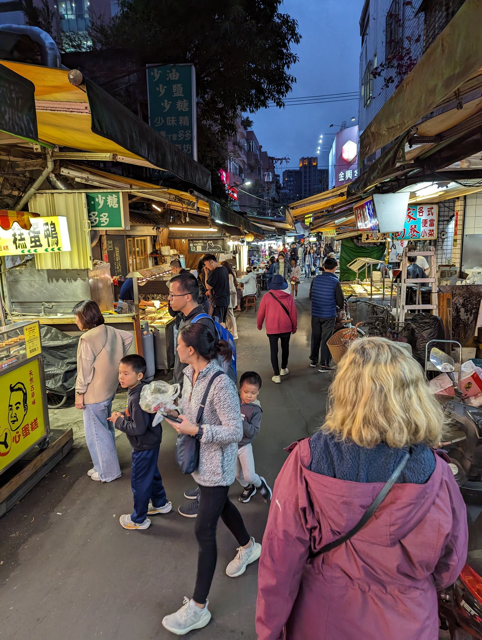 Taiwan, 26 Mar 2024  Dinner of bao, takoyaki, and strawberry mochi at Linjiang Street Tourist Night Market (通化街夜市).