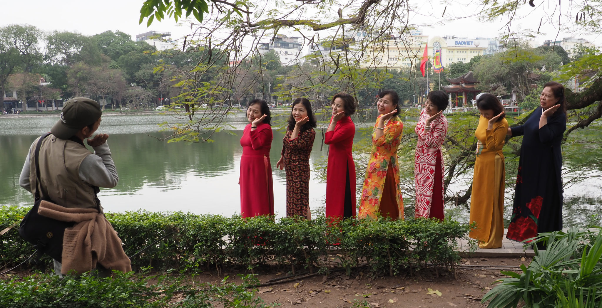  Hà Nội, 19 Mar 2024  Ladies posing for an awesome portrait at Hồ Hoàn Kiếm.